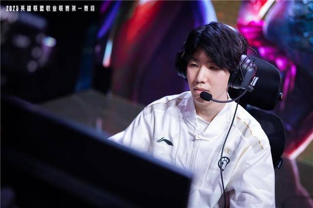 025-2026LPL共赴电竞新征途！PG电子麻将胡了傲风G7电竞椅助力2(图2)